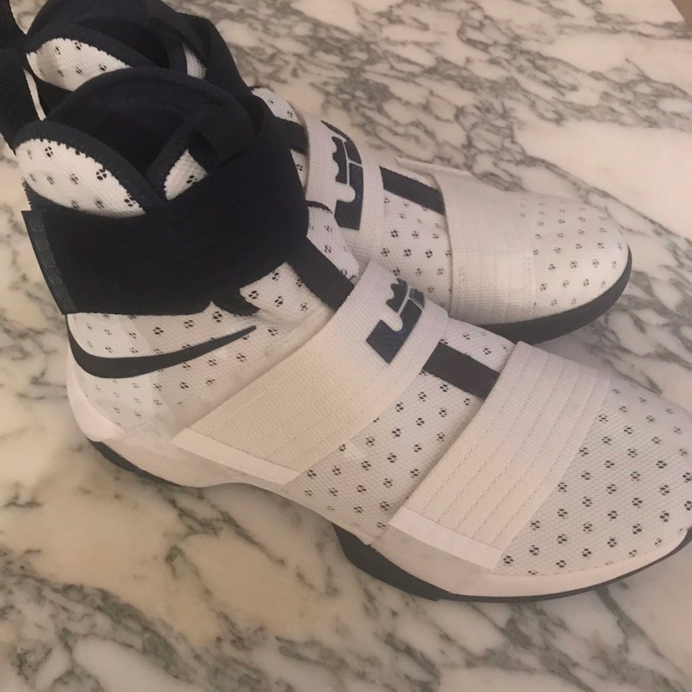 Brand New!!Lebron James mens basketball shoes. Sz 9.5.